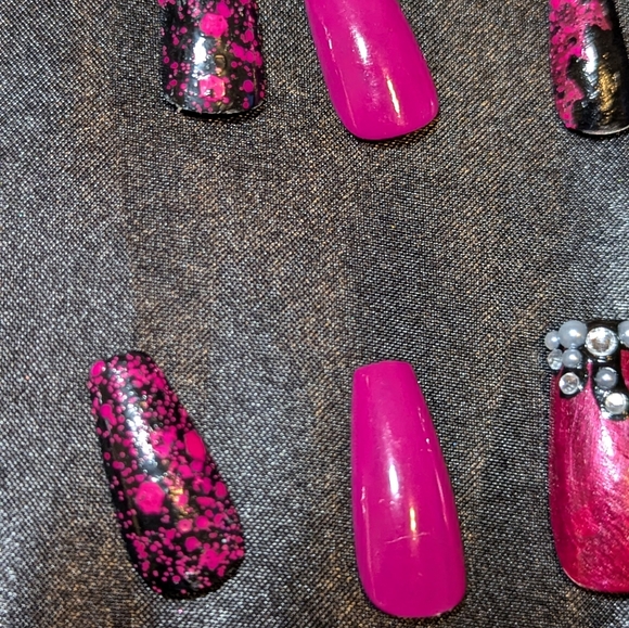 Pink, Pearl, Rhinestone & Black Custom Press On Monster High Nails - Draculara - Picture 4 of 6